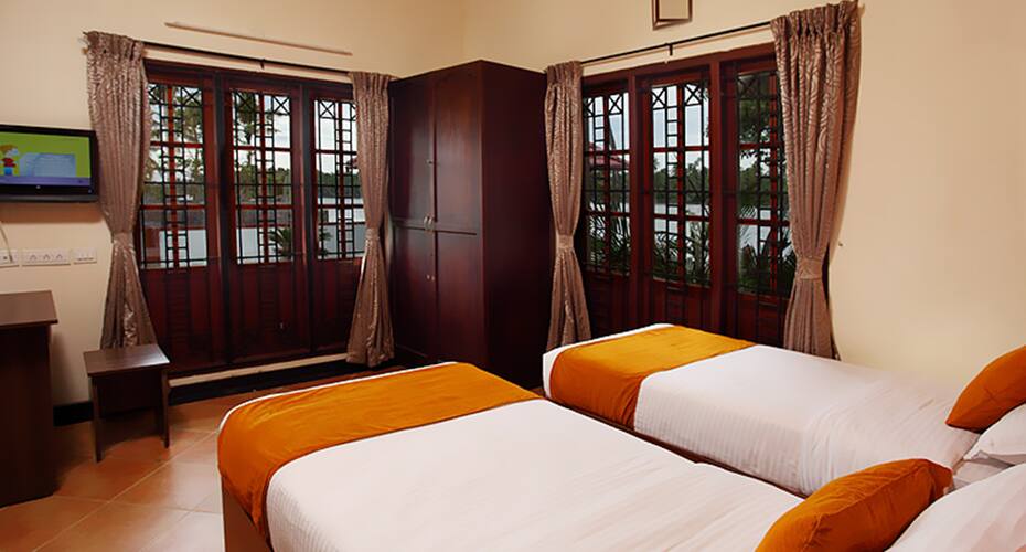 Signature Crest - Lake View Villa, Kochi 2